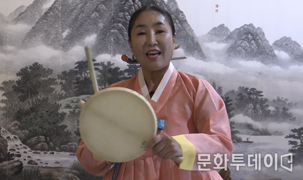 이숙진 단장이 국악을 부르고 있다