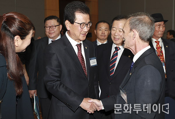이시종 충북도지사가 세계무예리더스 관계자들과 악수를 하고 있다