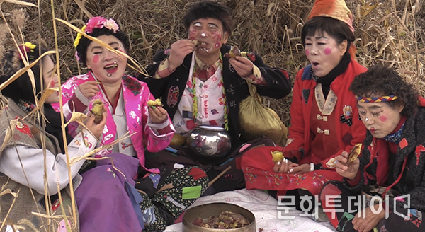 강화 들판에서 물가가 올라 문제라며 고구마를 먹으며 신세 타령을 하고 있다