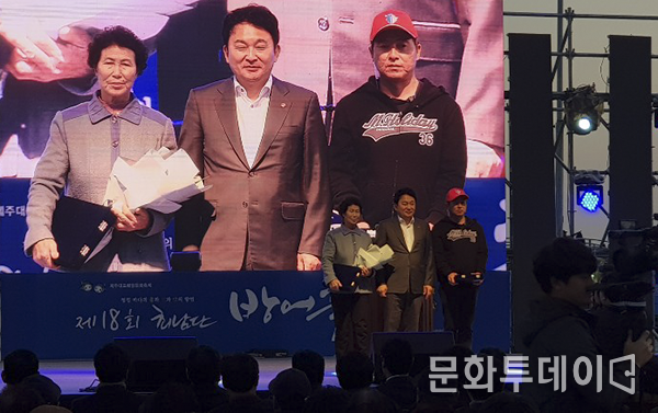 가운데 원희룡 제주도지사가 시상식을 하고 있다.