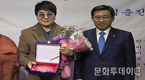 김춘진 심사위원장과 법륜스님 인기대상 가수 박진도 2018 한국문화·불교진흥 빛낸인물 시상식 수상 기념 촬영