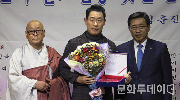 김춘진 심사위원장과 법륜스님 남자 가요대상 가수 조승구 2018 한국문화·불교진흥 빛낸인물 시상식 수상 기념 촬영