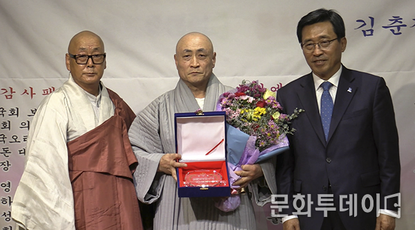 김춘진 심사위원장과 법륜스님 불교 범패 어산장 금봉스님. 2018 한국문화·불교진흥 빛낸인물 시상식 수상. 금봉스님은 이자리가 불교의식과 문화를 발전시킬 수 있는 소통의 자리가 되어 불은의 감사 드립니다 라고 말했다.