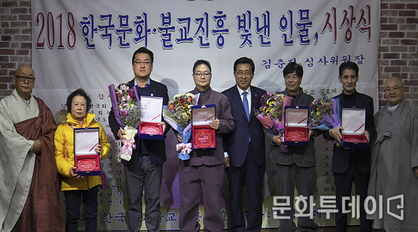 김춘진 심사위원장과 법륜스님 공로패 수상자들과 함께 기념 촬영