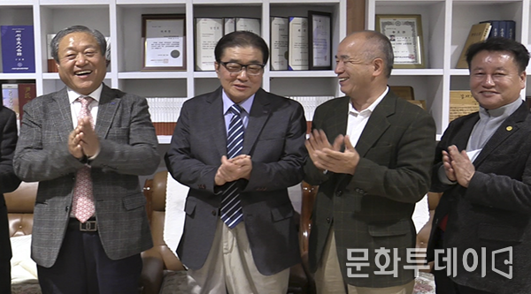 윤여두 심시위원장과 2018 국정감사 우수의원 심사위원들이 선정 후 축하 박수를 치고 있다