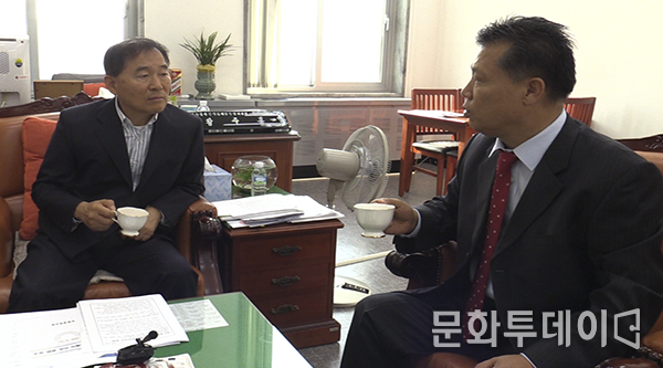 황주홍 농해수위위원장과 황창연 문화투데이 대표와 2018 국정감사 이야기를 하고 있다