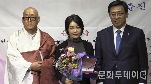 김춘진 심사위원장과 법륜스님 여자 인기대상 가수 우연이 2018 한국문화·불교진흥 빛낸인물 시상식 수상 기념 촬영