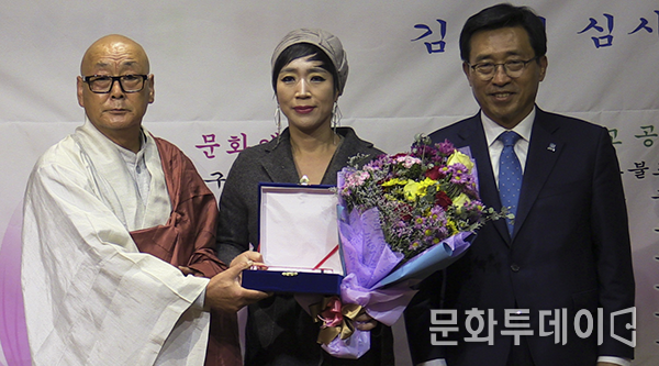 김춘진 심사위원장과 법륜스님 공로대상 가수 박승희 2018 한국문화·불교진흥 빛낸인물 시상식 수상 기념 촬영