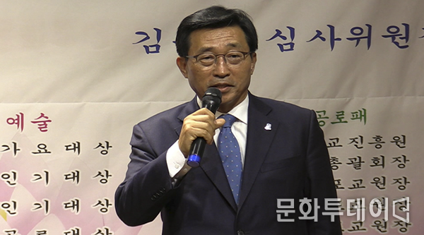 김춘진 심사위원장이 한국문화불교진흥 빛낸인물 시상식 인사말을 하고 있다.
