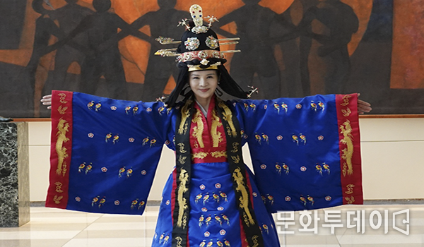 11월 26일 미국뉴욕 UN본부에서 우리나라 전통 한복의 아름다움을 선보이고 있는 김성은 한복모델