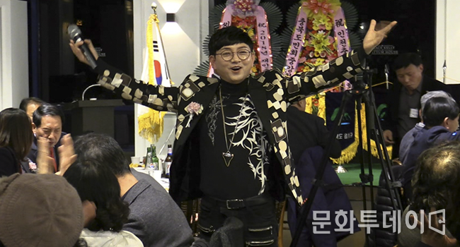 가수 김지민 '참 좋다 친구야' 노래를 부르고 있다