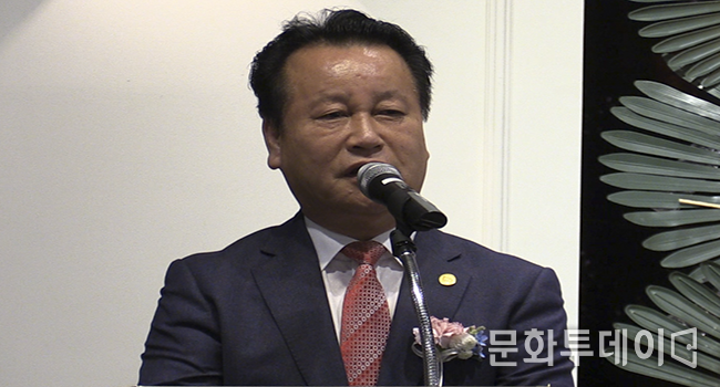 황성연 재인충북도민회 회장 12월 7일 인천 파티움하우스에서 재인충북도민회 송년의밤 50주년에서 인사말을 하고 있다