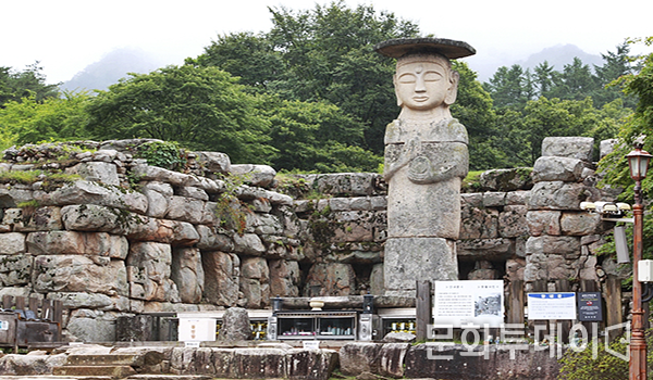 충주시 수안보면 미륵리사지길에 있는 대한불교조계종 미륵세계사, 보물 제96호인 '석조여래입상'