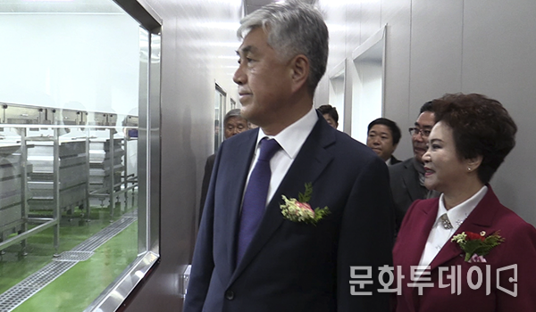 최승준 정선군수가 내부 시설을 보고 있다