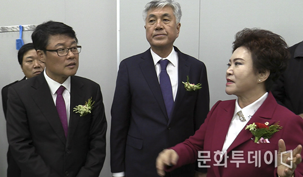 김순자 한성식품 대표가 정선공장에 대해 설명을 하고 있다