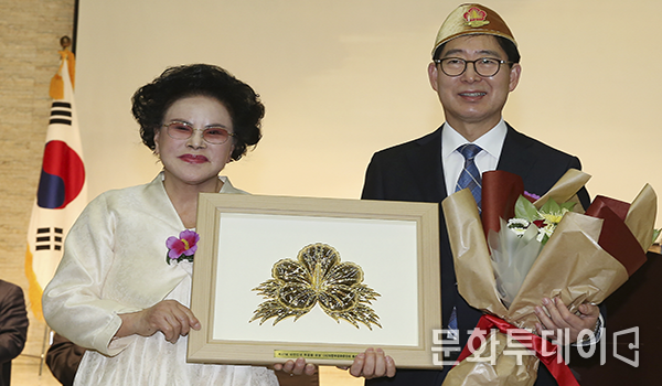 대한무궁화중앙회 총재 명승희(좌), 양승조 충남도지사(우)