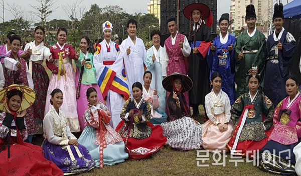 김성은 한복모델 미얀마 모델들과 단체사진을 찍고 있다