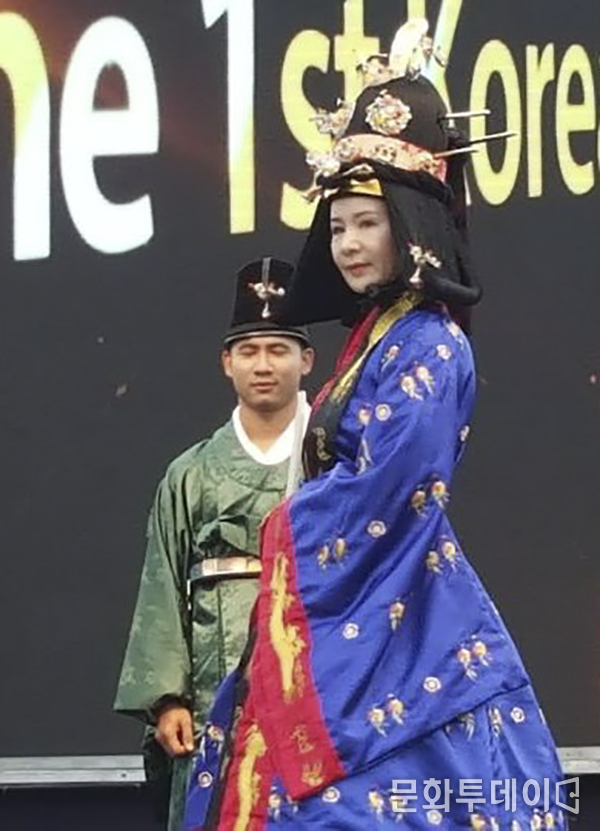 김성은 한복모델은 제1회 미얀마영화제 개막식 행사에서 한복 쇼를 하고 있다