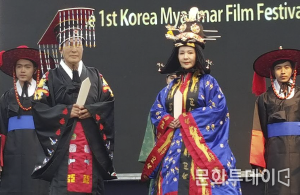 김성은 한복모델은 국제모델총연합회 김종훈회장과 면포와 심청적의를 선보이고 있다.