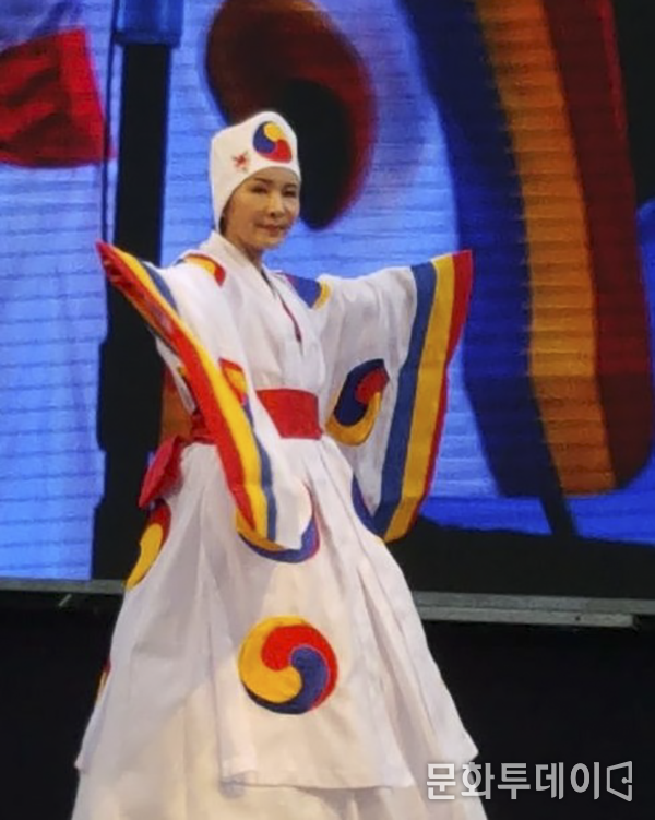 김성은 한복모델은 12월 15일 미얀마 양곤 워터파크 워터붐에서 제1회 미얀마영화제 개막식 무대에서 한국의 아리랑 한복을 선보이고 있다