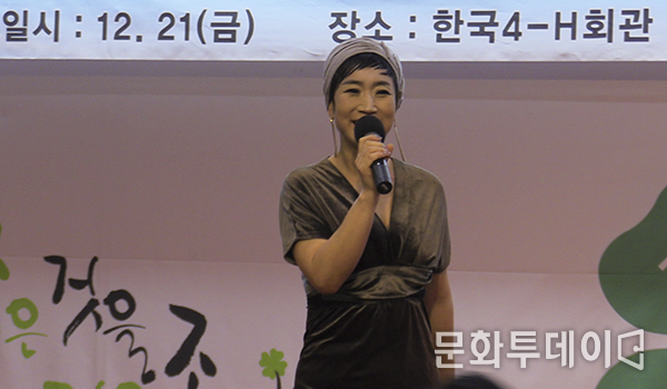 박승희 가수가 한국4-H회관에서 '불이야'를 열창하고 있다