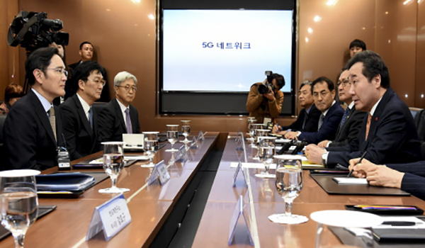 이낙연 국무총리가 이재용 삼성전자 부회장과 수원시 삼성전자 생산공장에서 대화를 하고 있다