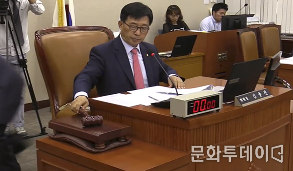 김춘진 더불어민주당 김제.부안 지역위원장. 2015년 국회 보건복지상임위원장이 상임위원회를 하고 있다
