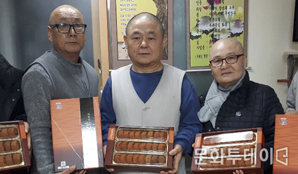 왼쪽부터 법륜스님,정원스님, 혜선스님
