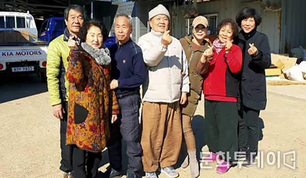 가수 박승희, 지묵스님, 마을주민들과 함께