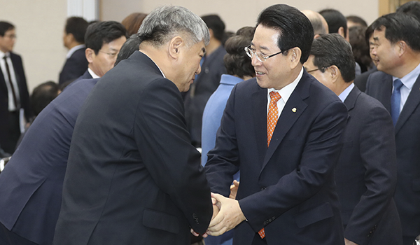 김영록 전남도지사(우측)가 여수시민들과 악수를 하고 있다