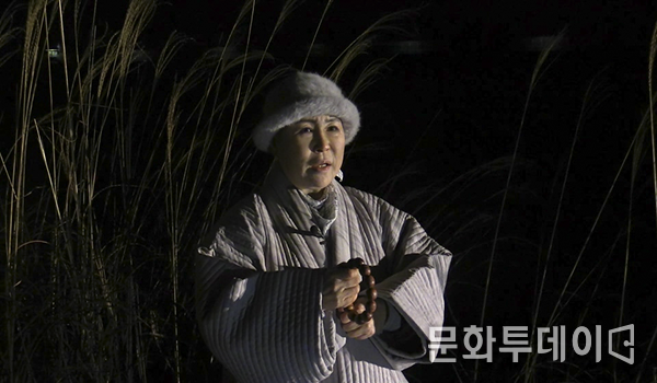 초연스님이 19일 대보름을 맞아 인천시 강화군 송해면 최전방 철책앞에서 자시에 남,북 화합 통일 기원 발원제를 지냈다.