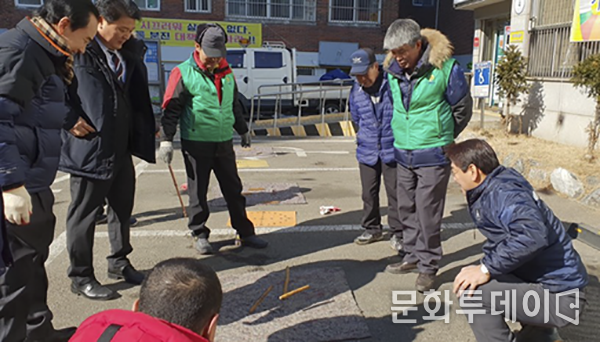 김교흥 위원장이 주민들과 즐거운 윷놀이를 하고 있다