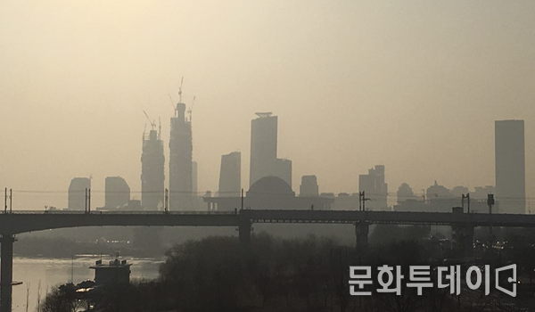 21일 아침 출근길 양화대교위에서 서울 국회의사당 바라본 모습. 미세먼지로 뿌옇게 보인다