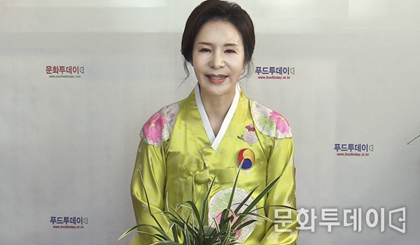 김성은 한복모델이 문화투데이 창간 5주년 축하 인사를 하고 있다