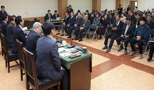 김 지사가 담양군청에서 군민들과 대화를 나누고 있다