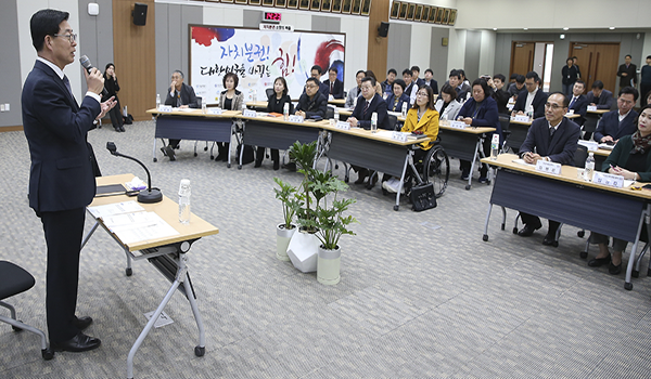 양승조 충남도지사가 4일 도청대회의실 '정책 간담회'에서 인사를 하고 있다