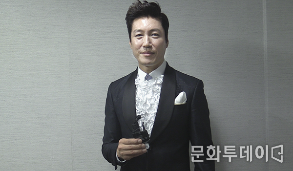 가수 홍원빈 문화투데이 창간5주년 축하인사를 하고 있다