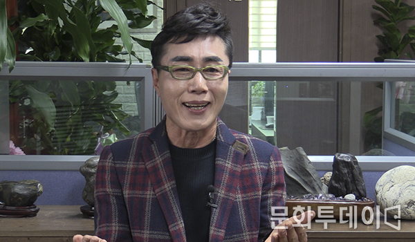 가수 정오양이 문화투데이 창간5주년 축하인사를 하고 있다