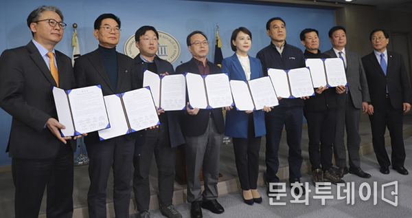 국회 정론관에서 7일 더불어민주당 택시·카풀 태스크포스(TF) 전현희 위원장, 전국택시운송사업조합연합회, 전국개인택시운송사업조합연합회, 전국택시노동조합연맹, 전국민주택시노동조합연맹, 카카오모빌리티, 국토교통부가 택시·카풀 제도 합의 단체 사진을 찍고 있다