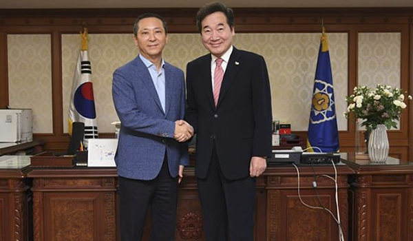 (왼쪽) 권영수 LG부회장, (오른쪽) 이낙연 국무총리 12일 서울 광화문 정부서울청사에서 기념사진을 찍고 있다