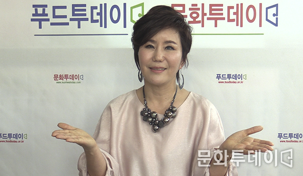 가수 홍실 문화투데이 창간5주년을 축하인사 하고 있다