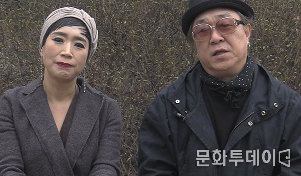 가수 박진광(오른쪽), 박승희(왼쪽)가 문화투데이 창간 5주년 축하인사를 하고 있다