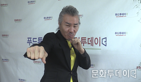 가수 황충재가 문화투데이 창간5주년 축하인사를 하고 있다