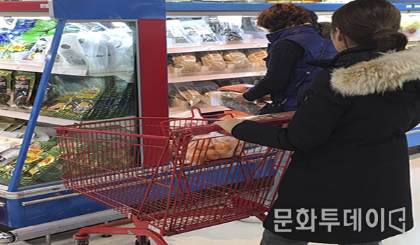 대형 마트에서 과일을 봉투에 담은 소비자