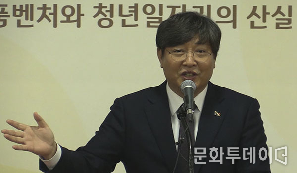 이춘석 국회의원이 인사말을 하고있다.