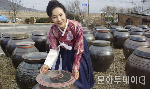 김성은 한복모델이 김치독을 열고있다.