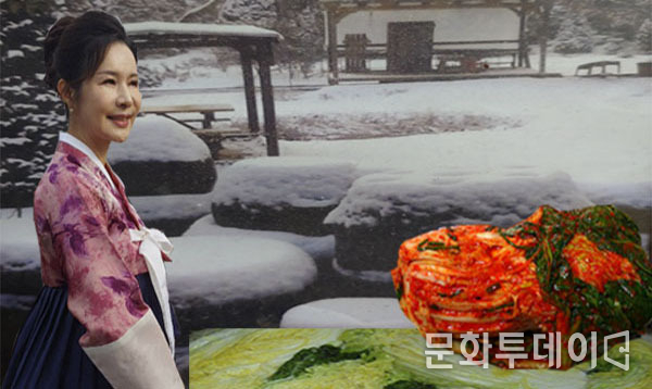 김성은 한복모델이 겨울 김치 장독대 앞에 서있다
