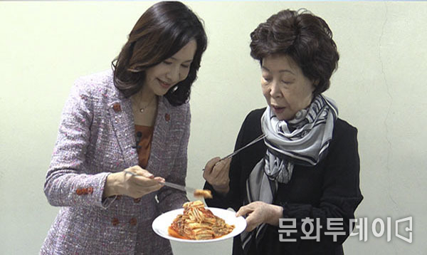 왼쪽부터 김성은 한복모델, 박홍자 한국급식협회장이 우리의 전통 식품 김치를 먹고 있다.