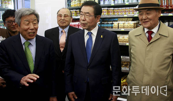 왼쪽부터 유인태 국회사무처 사무총장, 박원순 서울시장이 CU한강여의도 매장을 둘러보고 있다.