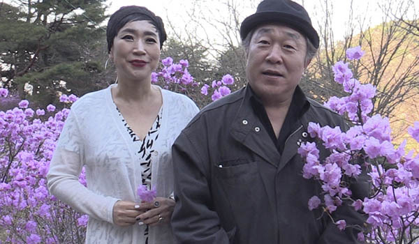 왼쪽부터 박승희 가수, 박진광 가수 가 강화군 고려산에서 봄을 만끽하고 있다.